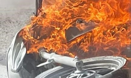 Motosiklet otomobile çarpıp alev aldı