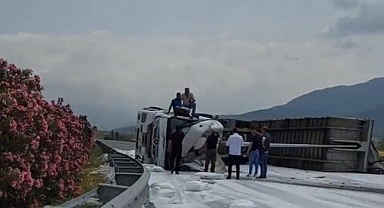 Osmaniye’de gübre yüklü tır devrildi