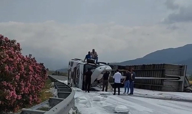 Osmaniye’de gübre yüklü tır devrildi