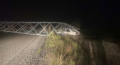 Otomobil aydınlatma direğine çarptı