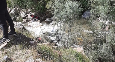 Otomobil dereye uçtu!