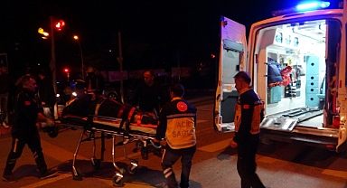 Otomobil ile ticari araç çarpıştı: 3 yaralı