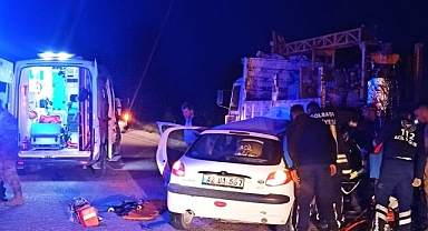 Otomobil kamyona çarptı: 1 ölü, 1 yaralı