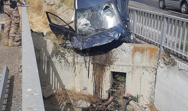Otomobil köprüde asılı kaldı; 1 ölü, 3 yaralı