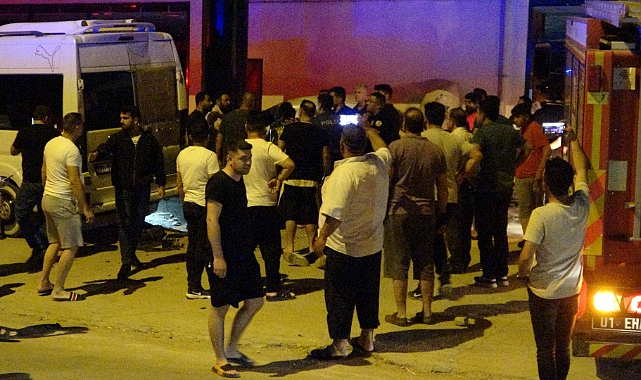 Otomobil minibüse çarptı: yaralılar var