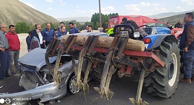 Otomobil traktöre çarptı