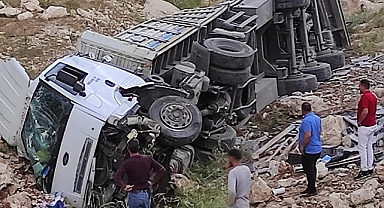 Şanlıurfa’da yük kamyonu devrildi! 2 yaralı
