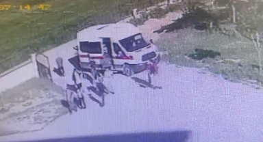 Servisin altında kalan yaşlı adam can verdi