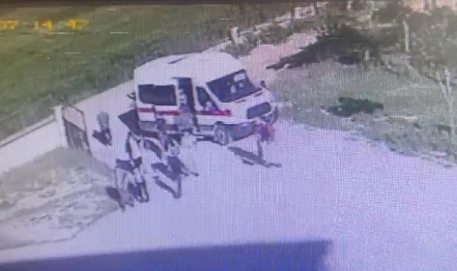 Servisin altında kalan yaşlı adam can verdi