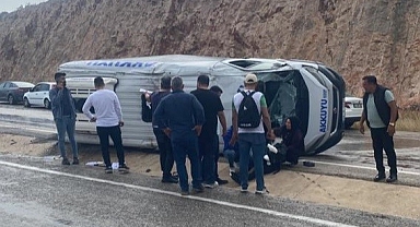 Silifke'de minibüs devrildi!