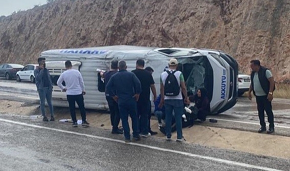 Silifke'de minibüs devrildi!