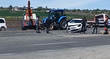 Siverek'te iş makinesi ile otomobil çarpıştı: 4 yaralı