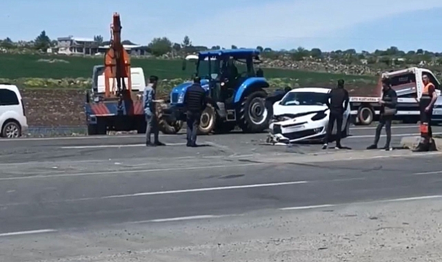 Siverek'te iş makinesi ile otomobil çarpıştı: 4 yaralı