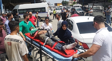 Tarsus’ta otomobil ile motosiklet çarpıştı: 2 yaralı