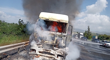 Tarsus'ta otoyolda yanan tır kullanılamaz hale geldi