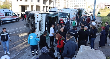 Tır, işçi servisine çarptı! 33 yaralı