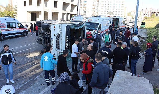 Tır, işçi servisine çarptı! 33 yaralı