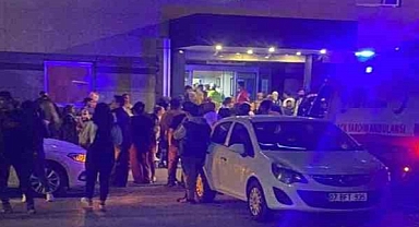 Ünlü sanatçı sahneden düştü! O anlar kamerada