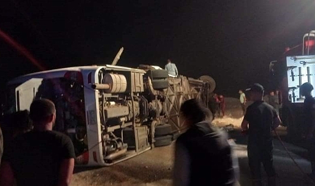 Yolcu otobüsü kamyona çarptı: Ölü ve yaralılar var