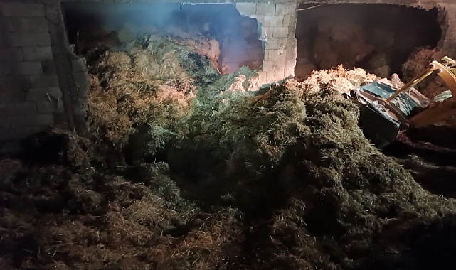 400 saman balyası küle döndü