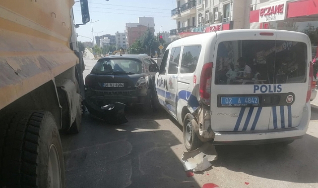 Adıyaman'da kamyon araçlara çarptı