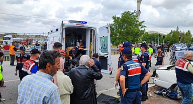 Aksaray’da iki otomobil çarpıştı