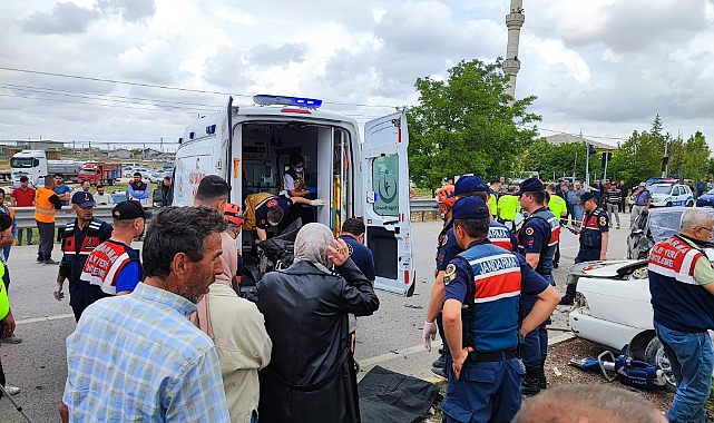 Aksaray’da iki otomobil çarpıştı