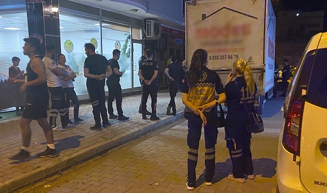 Alkollü kadın elindeki bıçakla tehlike yarattı