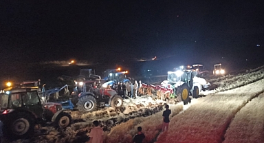 Arpa tarlası alev alev yandı