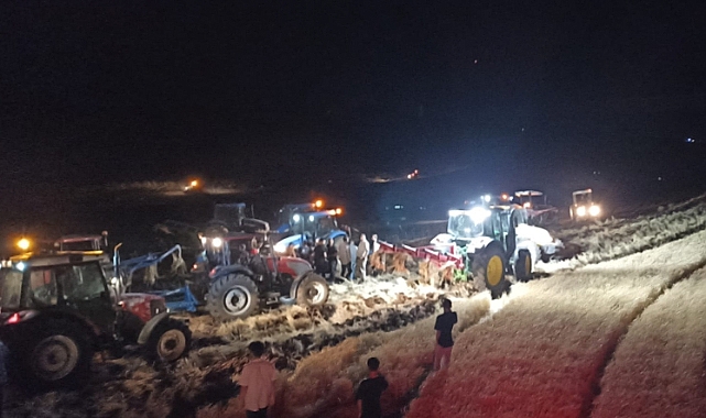 Arpa tarlası alev alev yandı