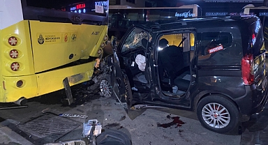 Bağcılar'da kontrolünü kaybeden sürücü İETT otobüsüne çarptı: 4'ü ağır 6 yaralı