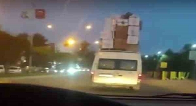 Batman'da taşıdığı eşyalarla minibüsün üzerine adeta kule kurdu