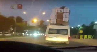 Batman'da taşıdığı eşyalarla minibüsün üzerine adeta kule kurdu