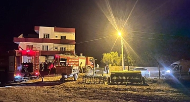 Bir evin deposunda traktör ile 30 ton saman kül oldu