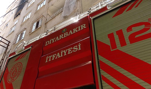 Çakmakla oynayan 4 yaşındaki çocuk evi yaktı: 3 kişi dumandan etkilendi
