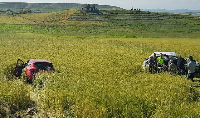 Çarpışan otomobiller tarlaya uçtu: 5 yaralı