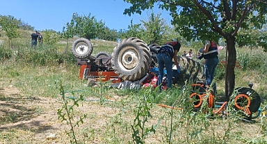 Devrilen traktörün altında kalan sürücü hayatını kaybetti
