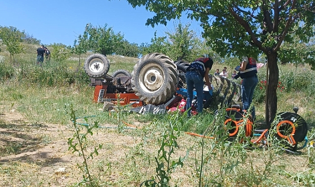 Devrilen traktörün altında kalan sürücü hayatını kaybetti