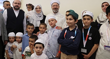Diyanet İşleri Başkanı Erbaş, Mekke’de minik hacı adaylarıyla bir araya geldi