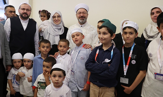 Diyanet İşleri Başkanı Erbaş, Mekke’de minik hacı adaylarıyla bir araya geldi