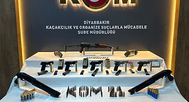 Eğlence mekanında çok sayıda silah ele geçirildi