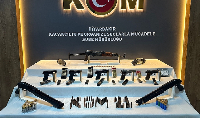 Eğlence mekanında çok sayıda silah ele geçirildi