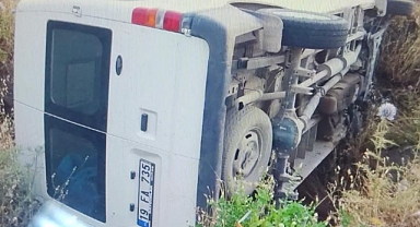 Gölbaşı ilçesinde minibüs takla attı: 1 yaralı