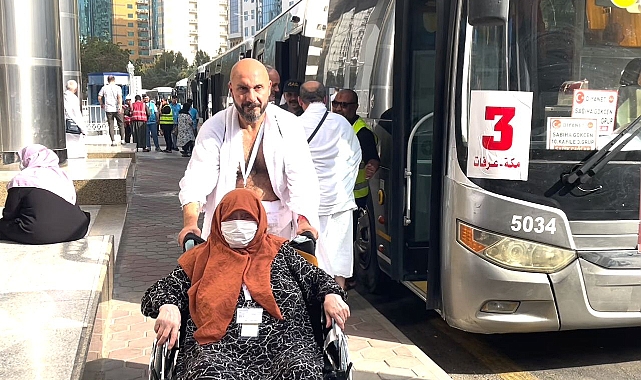 Hacı adayları Arafat yolunda