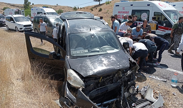 Hafif ticari araç ile otomobil çarpıştı: 6 yaralı