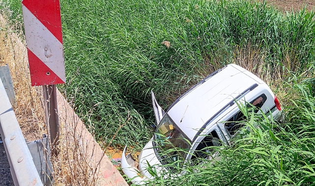 Hafif ticari araç yol kenarına savruldu: 1 yaralı