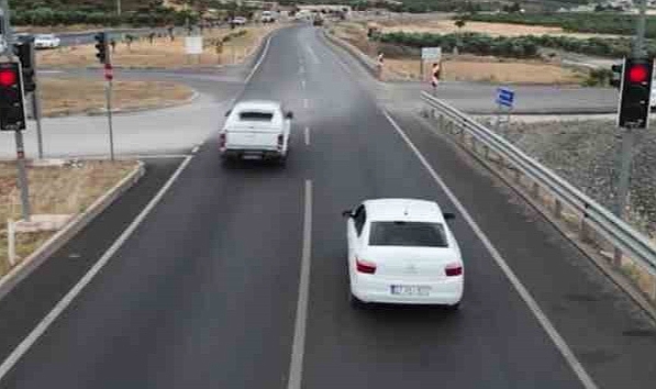 Havadan trafik denetiminde şaşırtan görüntü: Sadece 3 araç kırmızı ışıkta durdu