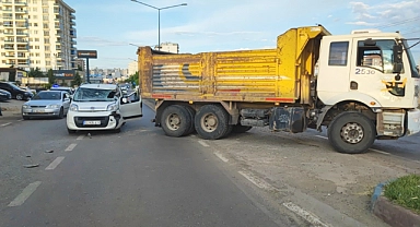 Kamyon ile hafif ticari araç çarpıştı: 2 yaralı