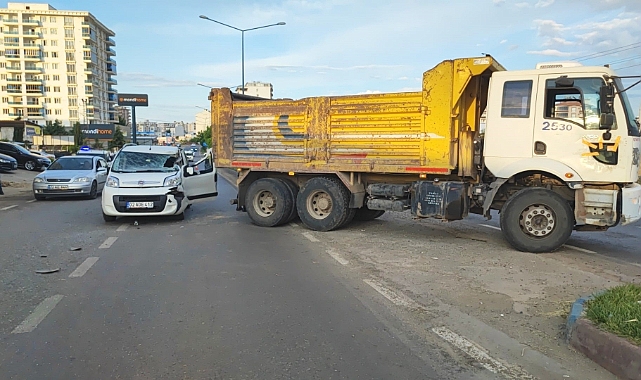 Kamyon ile hafif ticari araç çarpıştı: 2 yaralı