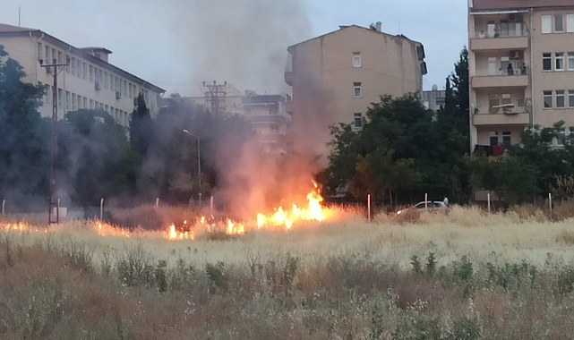 Karaköprü'de boş arazide yangın!
